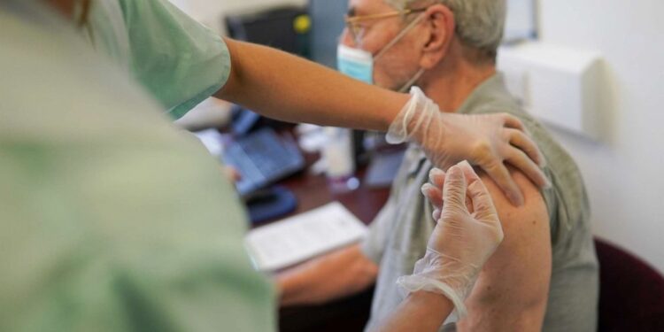 CDC Reports Only 3% of Eligible Americans Opt for COVID Booster Shots; FDA Notes Slight Stroke Risk for Those Over 85