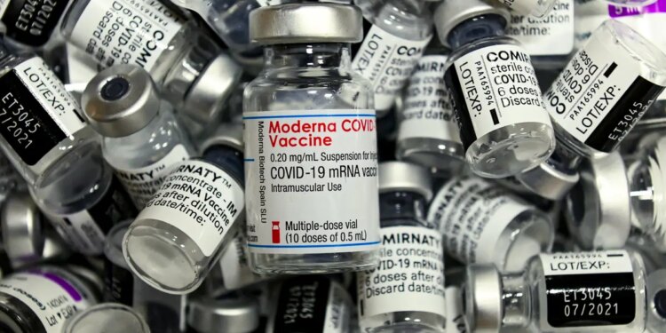 Study Finds Nearly 1 in 3 COVID-19 Vaccine Recipients Experience Neurological Side Effects