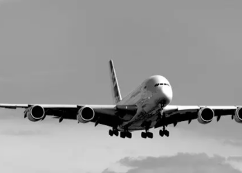 Pilot Raises Warns of Potential Airline Industry Crisis Linked to COVID Vaccines