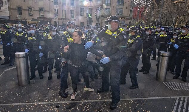 Australia: Police&#8217;s &#8220;Unjustified Violence&#8221; at COVID Lockdown Protests Criticized by Judge